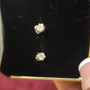 Used 14k white diamond earring